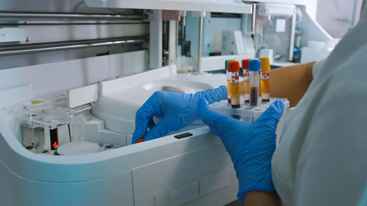 Professionnel de santé préparant un bilan sanguin dans un laboratoire moderne en Algérie
