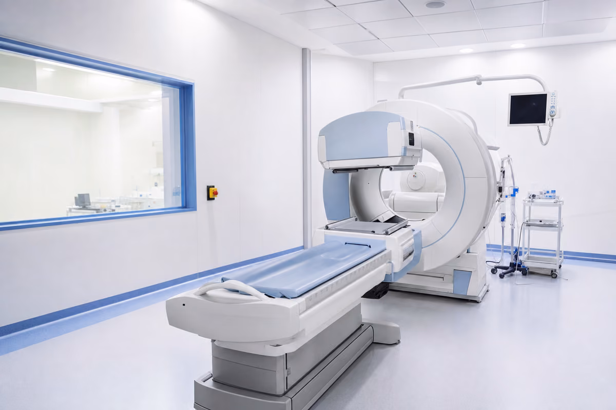 Salle contemporaine de médecine nucléaire équipée d’une gamma-caméra en Algérie